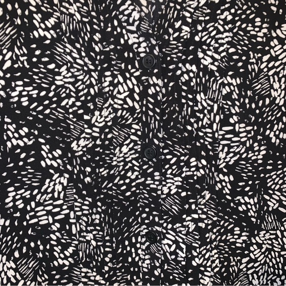 Catherines (Size 3X - 26/28W) Top with Pleating Detail and Buttons - Picture 4 of 7